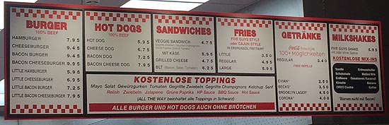 Speisekarte über der Kasse von Five Guys Burgers and Fries - neu @ Riem Arcaden seit Ende Nov. 2018 (©Foto: Martin Schmitz)